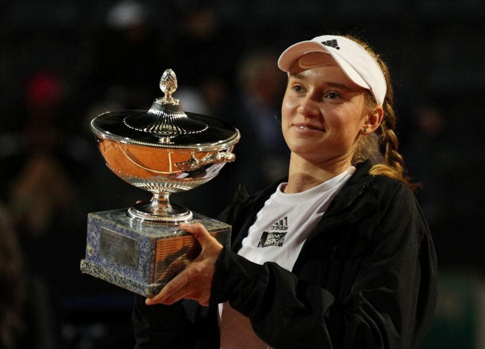 Елена Рыбакина стала первой на на турнире Большого шлема